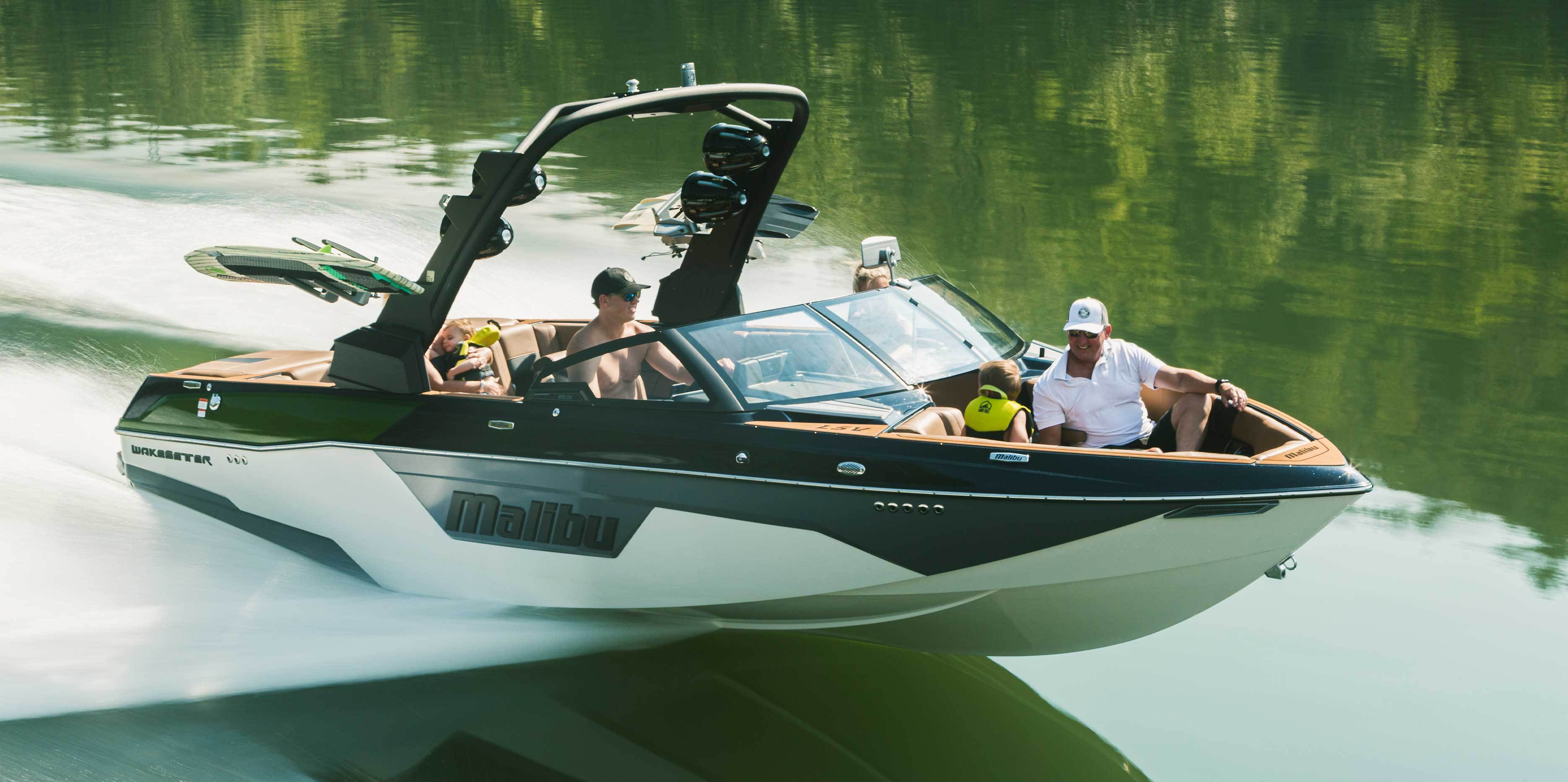 米兰体育官方网站入口-特色碳纤维冲浪艇比赛，创新海上运动的简单介绍