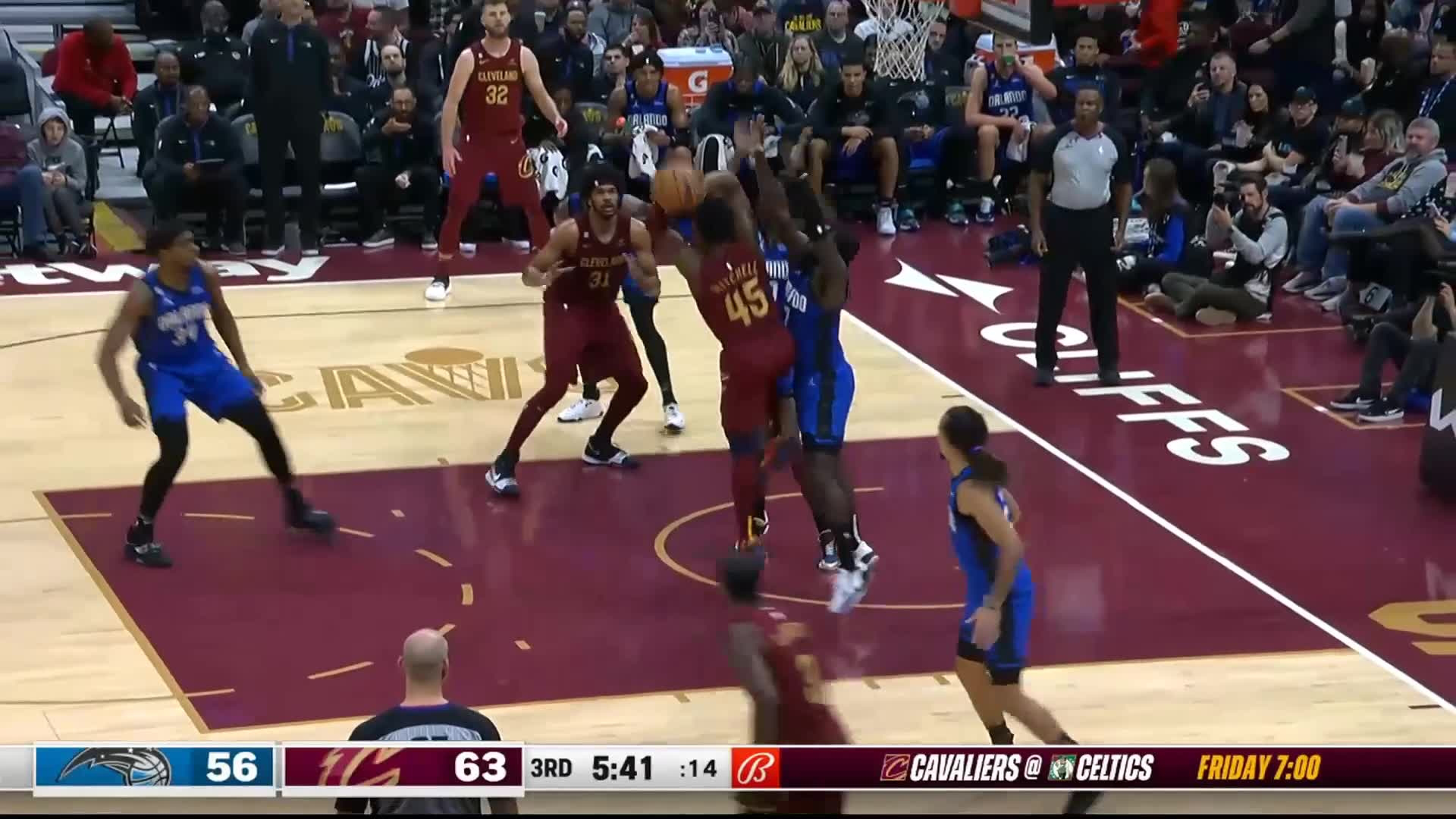 米兰体育-关键对决：内线战中的关键瞬间分析